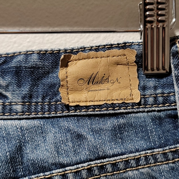 MADISON DENIM CO CUTT OFF JEAN SHORTS EMBROIDERED DISTRESSED BLUE DENIM SZ 3/4 - Picture 7 of 11